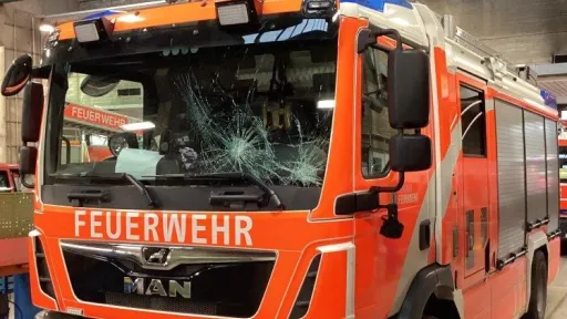Feuerwehrfahrzeug mit gesprungener Frontscheibe durch Angriffe in der Silvesternacht 2022/2023