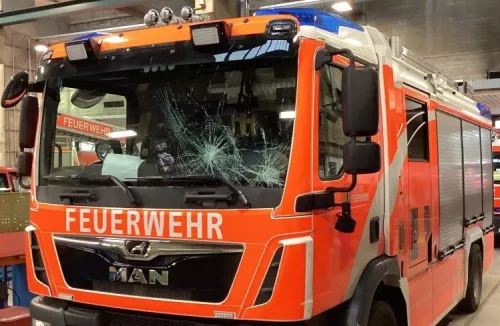 Feuerwehrfahrzeug mit gesprungener Frontscheibe durch Angriffe in der Silvesternacht 2022/2023