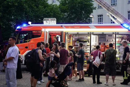 Foto von einem elektrisches Lösch- und Hilfeleistungsfahrzeug der Berliner Feuerwehr, bei der Langen Nacht der Wissenschaften an der Berliner Hochschule für Technik.